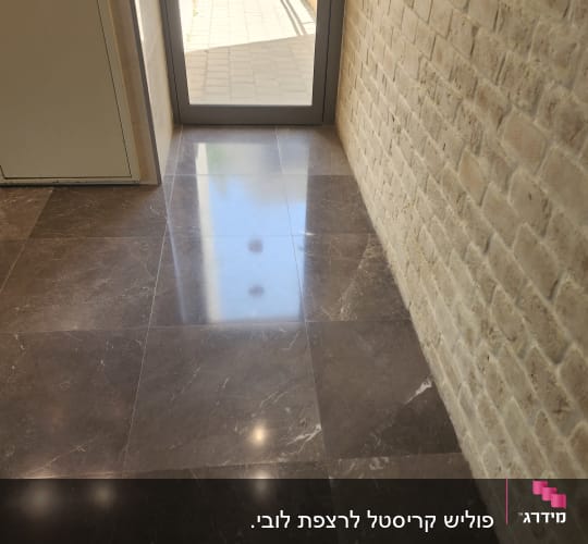 רצפה מבריקה ליד דלת זכוכית